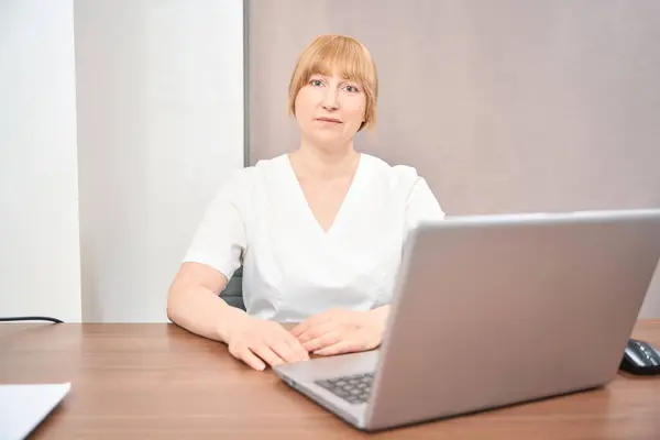 Woman General Practitioner Sitting Desk Laptop Her Office Waiting Client — Stock Photo, Image