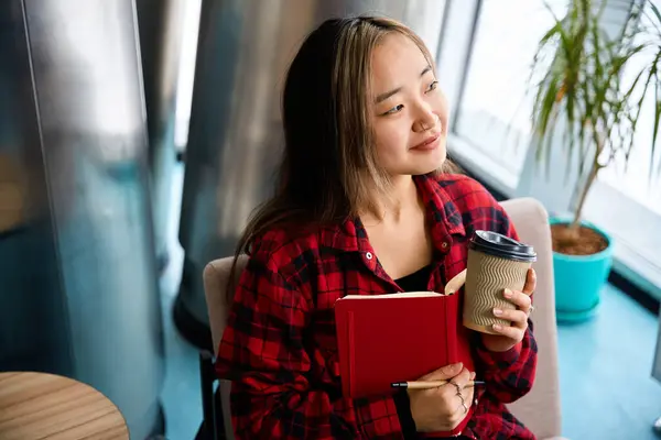 Ung Eftertänksam Asiatisk Kvinnlig Anställd Med Kaffekopp Och Anteckningsbok Tittar — Stockfoto