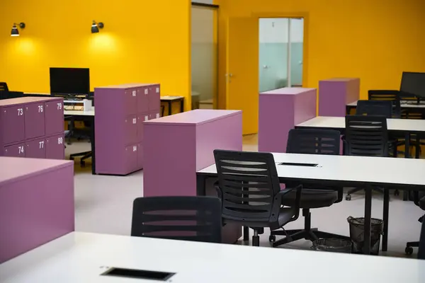 Empty Cozy Call Center Yellow Walls Violet Cabinets Standing Each — Stock Photo, Image
