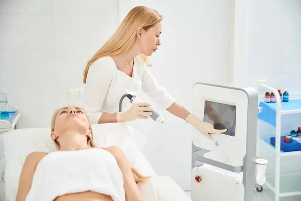 Qualified Woman Worker Aesthetic Medicine Clinic Adjusting Microneedle Machine Carrying — Stock Photo, Image
