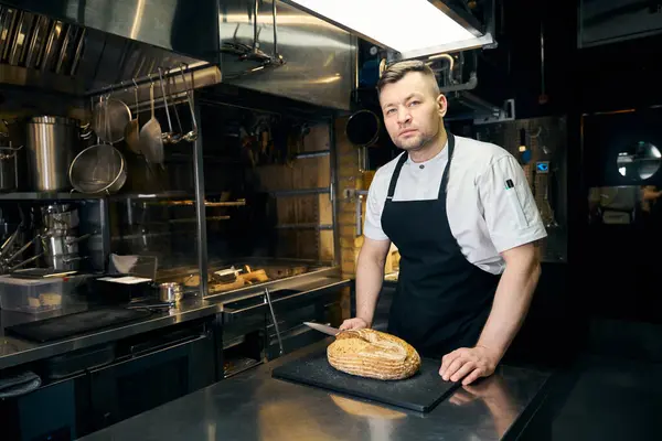 Vit Manlig Kock Med Kniv Förbereder Bröd För Matlagning Skärbräda — Stockfoto