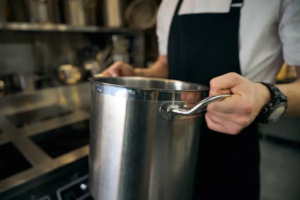 Teilweise Männliche Köche Uniform Halten Kochtopf Auf Verschwommener Küche Restaurant — Stockfoto