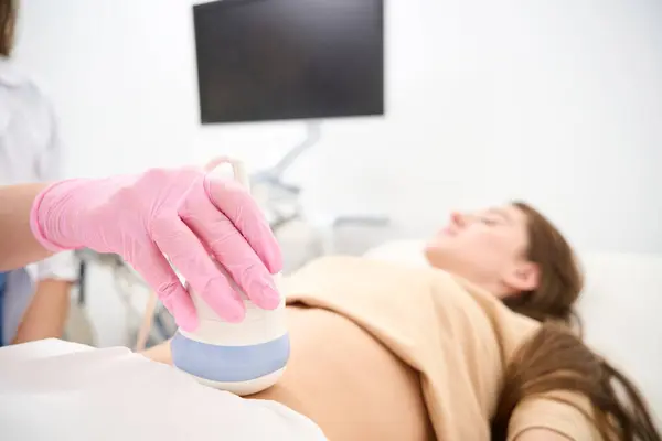 Selektivt Fokus Ultraljud Skanning Kvinna Gravid Mage Gör Kvinnlig Gynekolog — Stockfoto