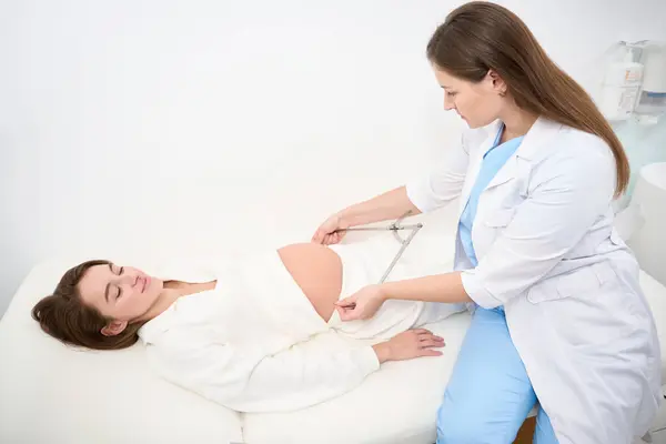 Kvinnlig Kaukasisk Gynekolog Mäter Gravid Mage Med Kaliper Ung Europeisk — Stockfoto