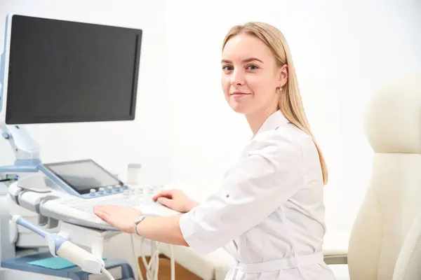 Female Caucasian Gynecologist Looking Camera Working Ultrasound Machine Clinic Concept — Stock Photo, Image