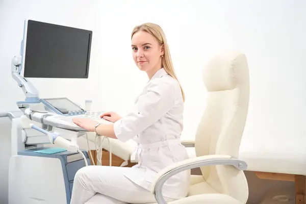 Blonde Female European Gynecologist Looking Camera Working Ultrasound Machine Clinic — Stock Photo, Image