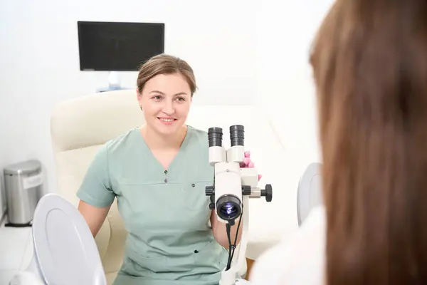 Lächelnde Kaukasische Ärztin Mit Mikroskop Die Eine Patientin Der Klinik — Stockfoto