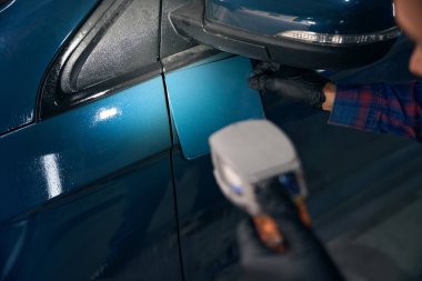 Profesyonel işçi elinde enstrüman, renkli numune ve boya eşleşmesi. Taşıma onarım konsepti