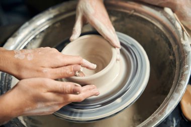 Çömlekçilik atölyesinde el işi tabaklar yapan tanınmamış kadın seramik sanatçısı.