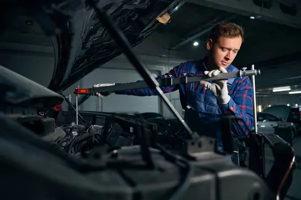 Mann Schutzkleidung Installiert Messgerät Auf Maschinengestell Auto Service Center — Stockfoto