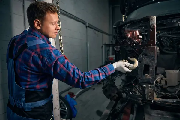 Mann Schutzkleidung Installiert Verbindungselement Zur Karosseriebefestigung Auto Service Center — Stockfoto