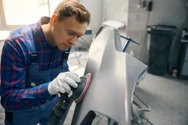 Arbeiter Uniform Poliert Autodetails Begutachtet Schäden Der Motorhaube Oberflächenvorbereitung Vor — Stockfoto