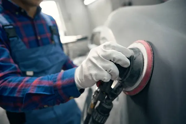Arbeitgeber Uniform Poliert Auto Detail Beurteilt Schäden Motorhaube Oberfläche Oberflächenvorbereitung — Stockfoto