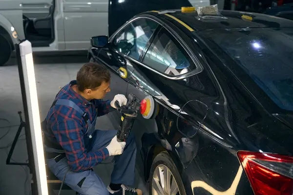 均一なポーランド語の機械は車の細部を フードの表面の損傷を評価します 表面の準備 — ストック写真