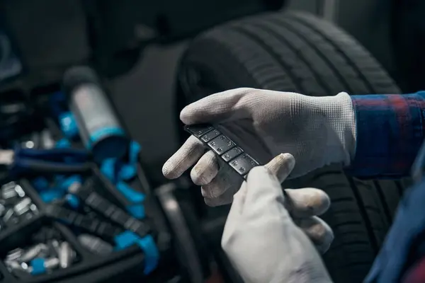 Male Protective Glove Showing Weight Element Balancing Disc Car Service — Stock Photo, Image