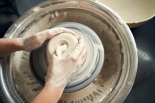 Produttore Femminile Ceramica Irriconoscibile Che Lavora Con Ruota Ceramica Officina — Foto Stock