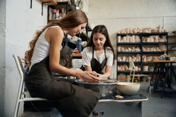 Femmes Travaillant Avec Argile Sur Une Roue Potiers Dans Atelier — Photo