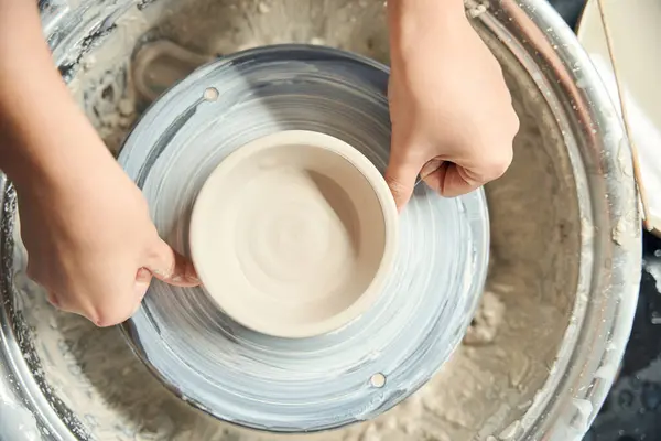 Professionelle Keramikkünstlerin Arbeitet Töpferscheibe Für Handgefertigte Produkte — Stockfoto
