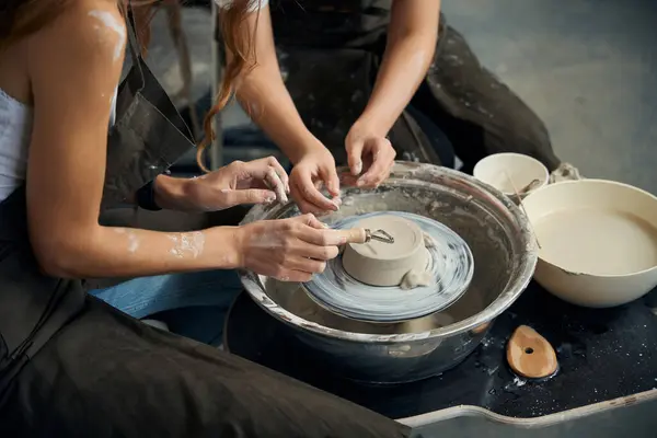 创意工作室制作陶瓷轮上陶瓷制品的女性手工陶工 — 图库照片