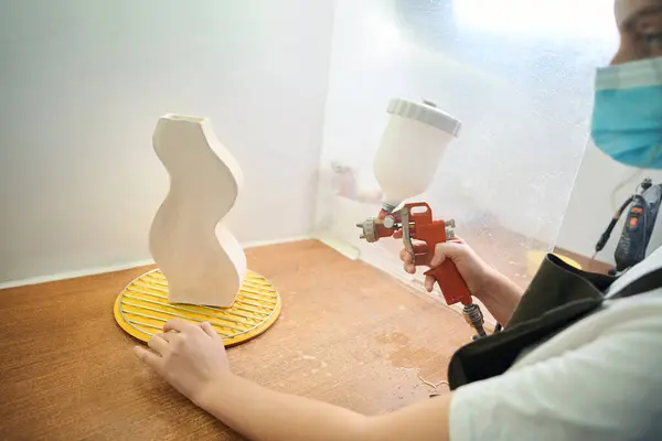 研修会のスプレーヤーが付いている認識できない女性の空気ブラシをかける粘土プロダクト — ストック写真