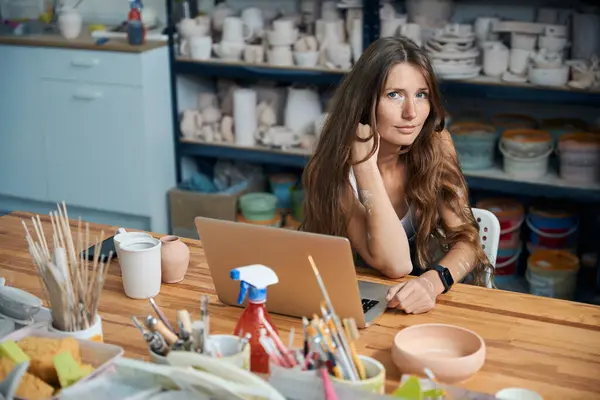 Profesyonel Kadın Seramik Sanatçısı Atölyesinde Dizüstü Bilgisayarla Çalışıyor — Stok fotoğraf