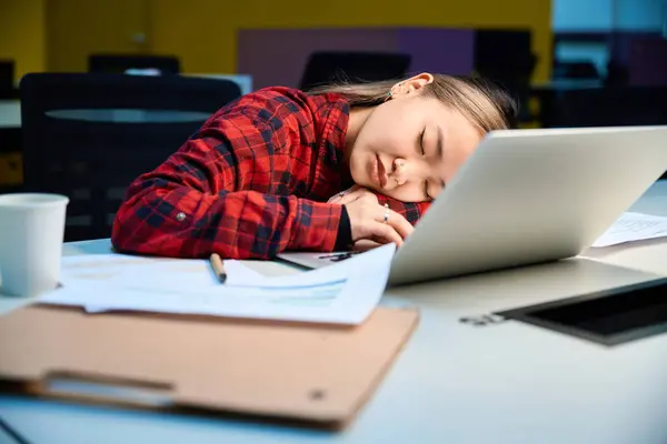 年轻疲惫的亚洲女性It经理睡在同事办公室的工作台上 现代自由职业或远程工作的概念 — 图库照片