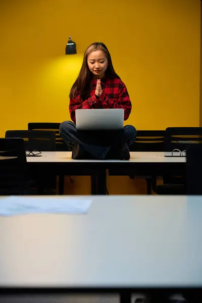 Jonge Bezorgd Aziatische Vrouwelijke Medewerker Met Biddende Handen Kijken Laptop — Stockfoto