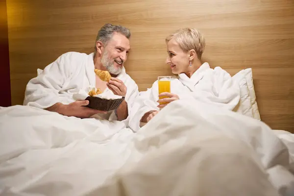 Smiling Adult Caucasian Couple Laying Resting Looking Each Other Bed — Stock Photo, Image