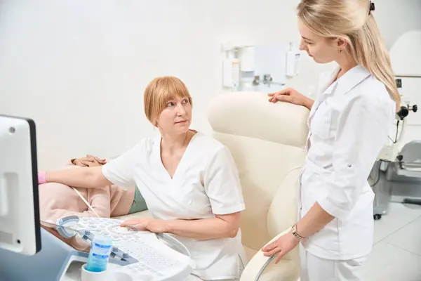 Young Woman Assistant Reporting Female Doctor Sonographer Results Other Test — Stock Photo, Image