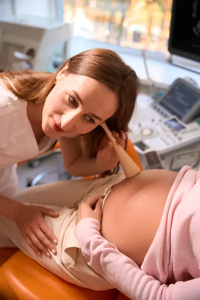 Pregnant Woman Female Doctor Examining Listening Babys Heartbeat Hospital Clinic — Stock Photo, Image