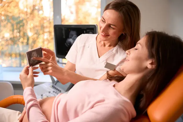Cheerful Pregnant Woman Doctor Looking Ultrasound Photo Hospital — Stock Photo, Image