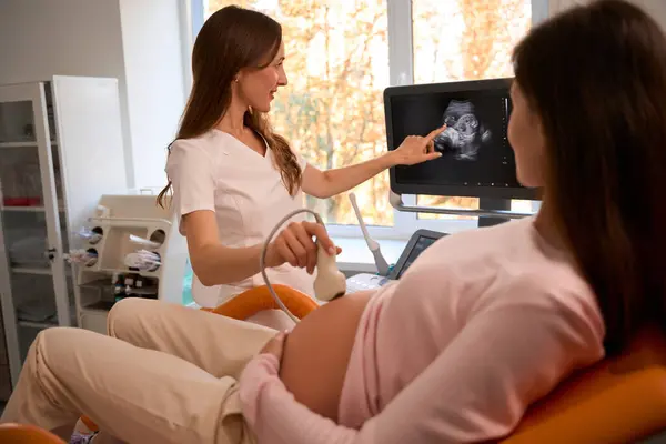 Mujer Embarazada Sometida Prueba Ultrasonido Consultorio Del Ginecólogo —  Fotos de Stock