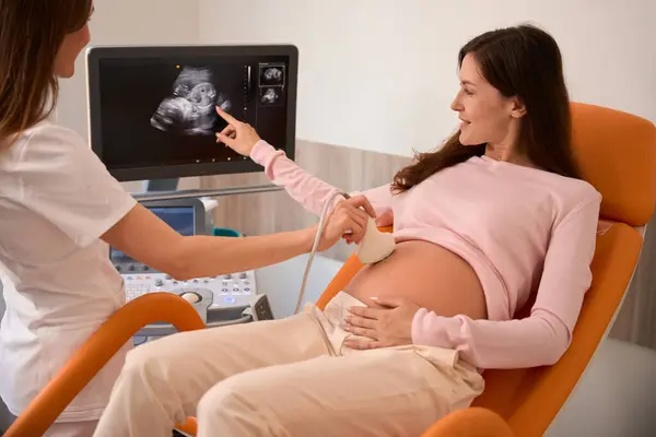 Doctor Using Ultrasound Equipment Examining Pregnant Woman Hospital — Stock Photo, Image