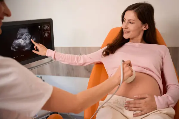 Nerozpoznatelná Doktorka Provádějící Ultrazvukové Vyšetření Těhotných Žen Nemocnici — Stock fotografie