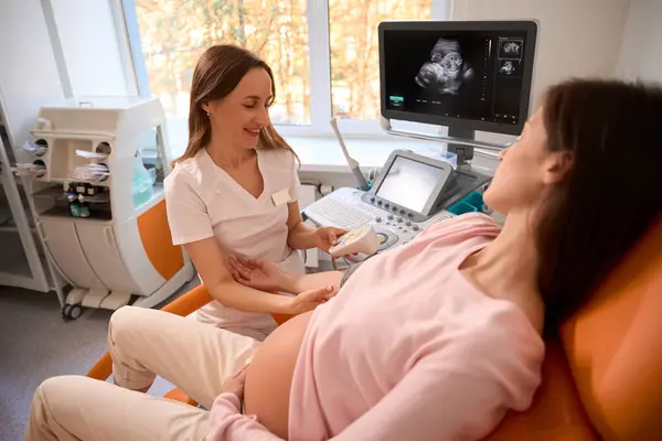 Female Nurse Performing Ultrasound Pregnant Woman Examination Room — Stock Photo, Image