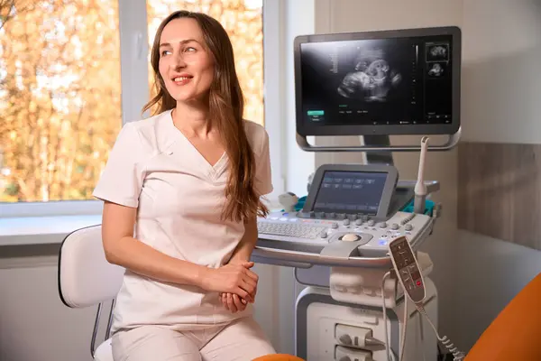 Vrouwelijke Arts Bij Ultrasone Scan Apparatuur Gynaecologische Kast Het Ziekenhuis — Stockfoto