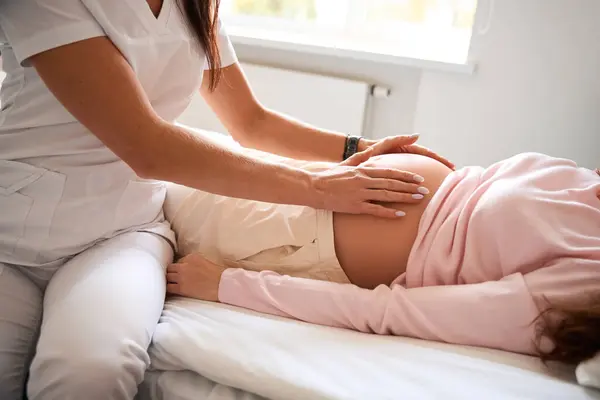 Neznámá Lékařka Gynekoložka Podporující Těhotnou Pacientku Prenatálním Centru — Stock fotografie