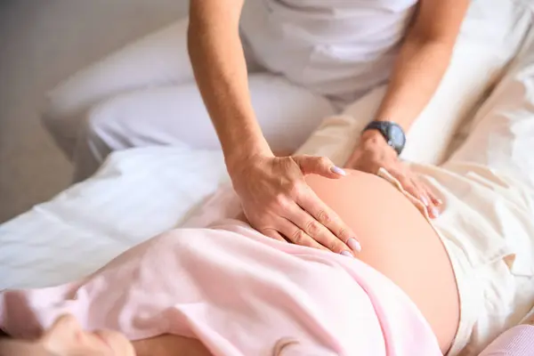 Oigenkännlig Kvinnlig Läkare Undersöker Gravid Mage För Baby Och Mödravård — Stockfoto