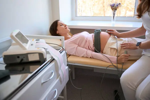 Hamilelik Sırasında Fetüsün Kardiyografisi Sırasında Hamile Kadın Doğum Öncesi Merkezde — Stok fotoğraf