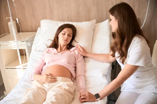 Беременная Женщина Больнице Руке Эпидуральной Анестезией Лежит Кровати Палате Клиники — стоковое фото