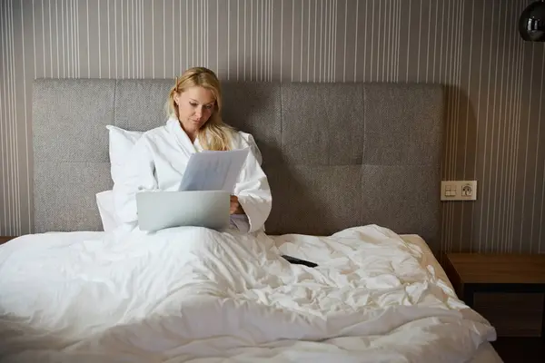 Imprenditrice Focalizzata Seduta Letto Nella Sua Suite Con Laptop Documenti — Foto Stock