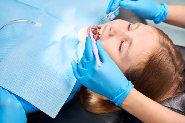 Medizinisches Personal Benutzt Spezielle Werkzeuge Zähne Und Zahnstein Reinigen Das — Stockfoto