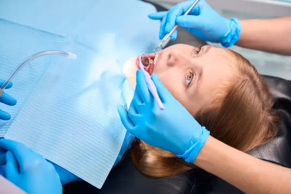 Medical Staff Dental Clinic Uses Special Tools Clean Teeth Tartar — Stock Photo, Image