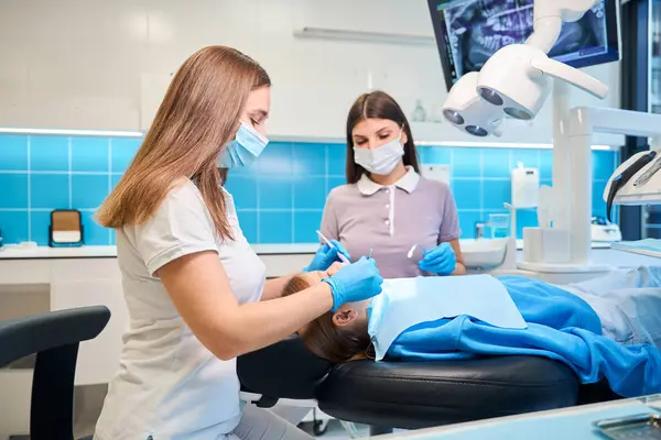 Assistant Helps Dentist Appointment Doctor Treats Tooth Young Patient — Stock Photo, Image