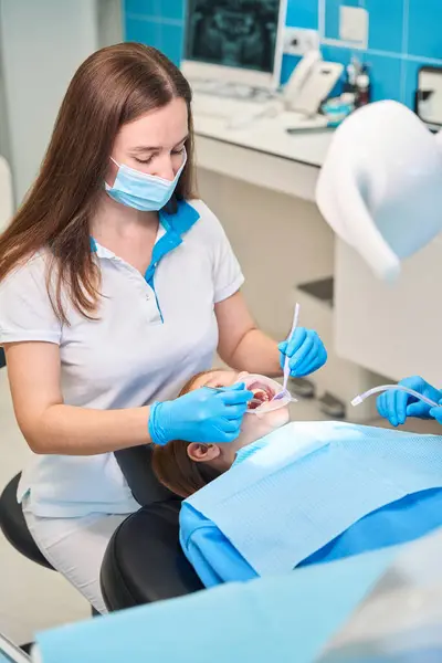 Teenager Pohodlném Stomatologickém Křesle Zdravotnický Personál Používá Speciální Zubní Nástroje — Stock fotografie