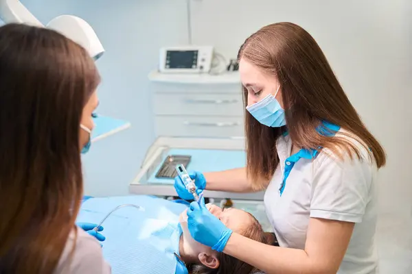 Zahnarzthelferin Hält Speichelauswurf Der Hand Arzt Bohrt Patientin Zahn — Stockfoto