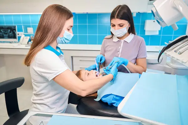 Zubní Hygienik Asistent Provádět Stomatologické Zákroky Teenager Pomocí Speciálních Nástrojů — Stock fotografie