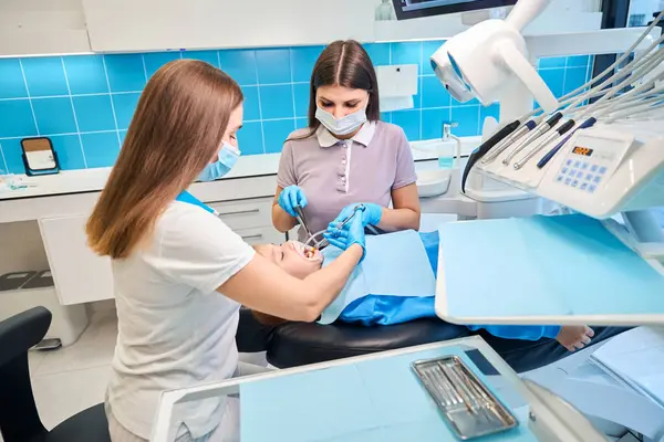 Dentiste Donne Une Injection Avec Anesthésique Une Fille Gencives Assistant — Photo