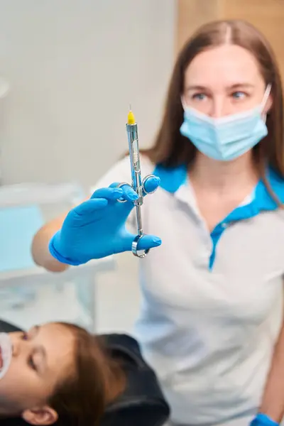 Femme Dentiste Tient Seringue Avec Anesthésie Locale Dans Main Adolescente — Photo