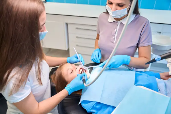 Empregado Uma Clínica Dentária Perfura Dente Paciente Jovem Assistente Segura — Fotografia de Stock